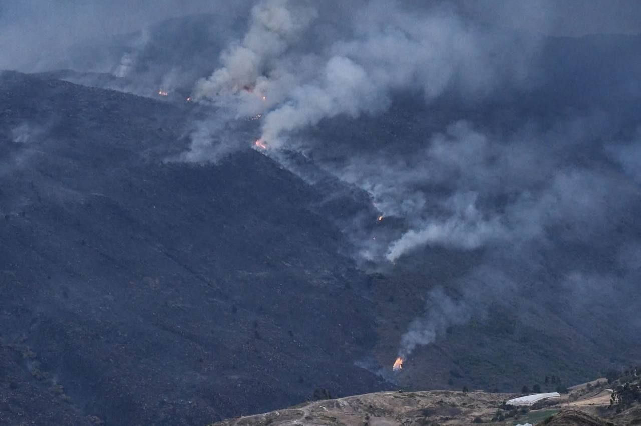 Las llamas ya consumieron más de 1.300 hectáreas. Foto: Carlos Avellaneda