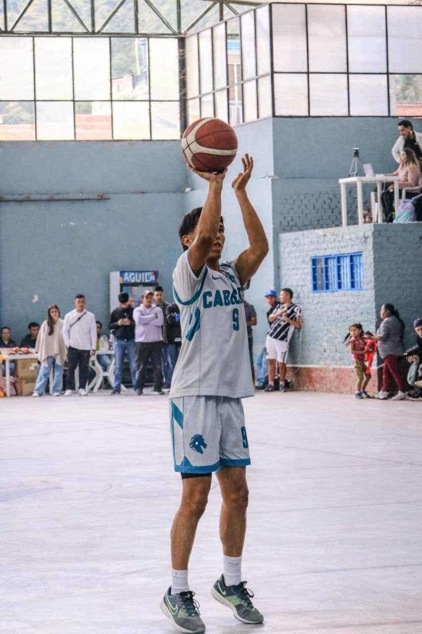 Tiene 21 años y desde los 5 practica el baloncesto; ha hecho parte de diferentes equipos dentro y fuera de Boyacá destacándose como uno de los mejores jugadores. Foto: archivo particular