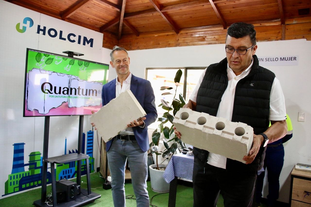 En la ceremonia de reconocimiento estuvieron el alcalde de Nobsa, Helver Ricardo Granados, y el presidente de Holcim Colombia, Carlos Casado. Foto: Suministrada a Boyacá Sie7e Días.