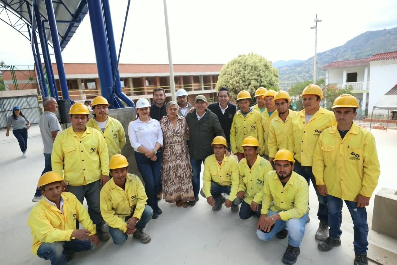 El gobernador Carlos Amaya supervisó los avances del Hospital Andrés Girardot, en Güicán de la Sierra, proyecto que busca culminar una infraestructura clave para fortalecer la atención en salud de los habitantes de la provincia de Gutiérrez. Foto: suministrada a Boyacá Siete Días.