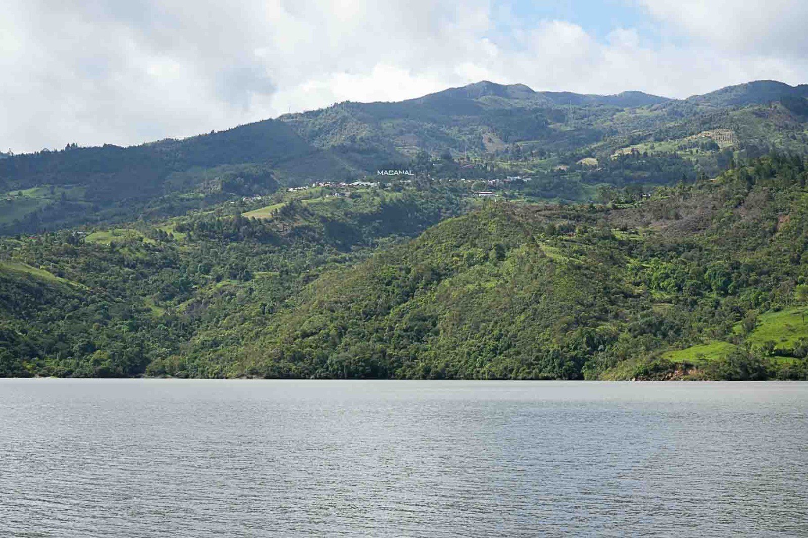 El cuerpo había sido hallado por habitantes de la zona a finales del año 2003, a orillas del embalse. Foto: suministrada a Boyacá Sie7e Días.