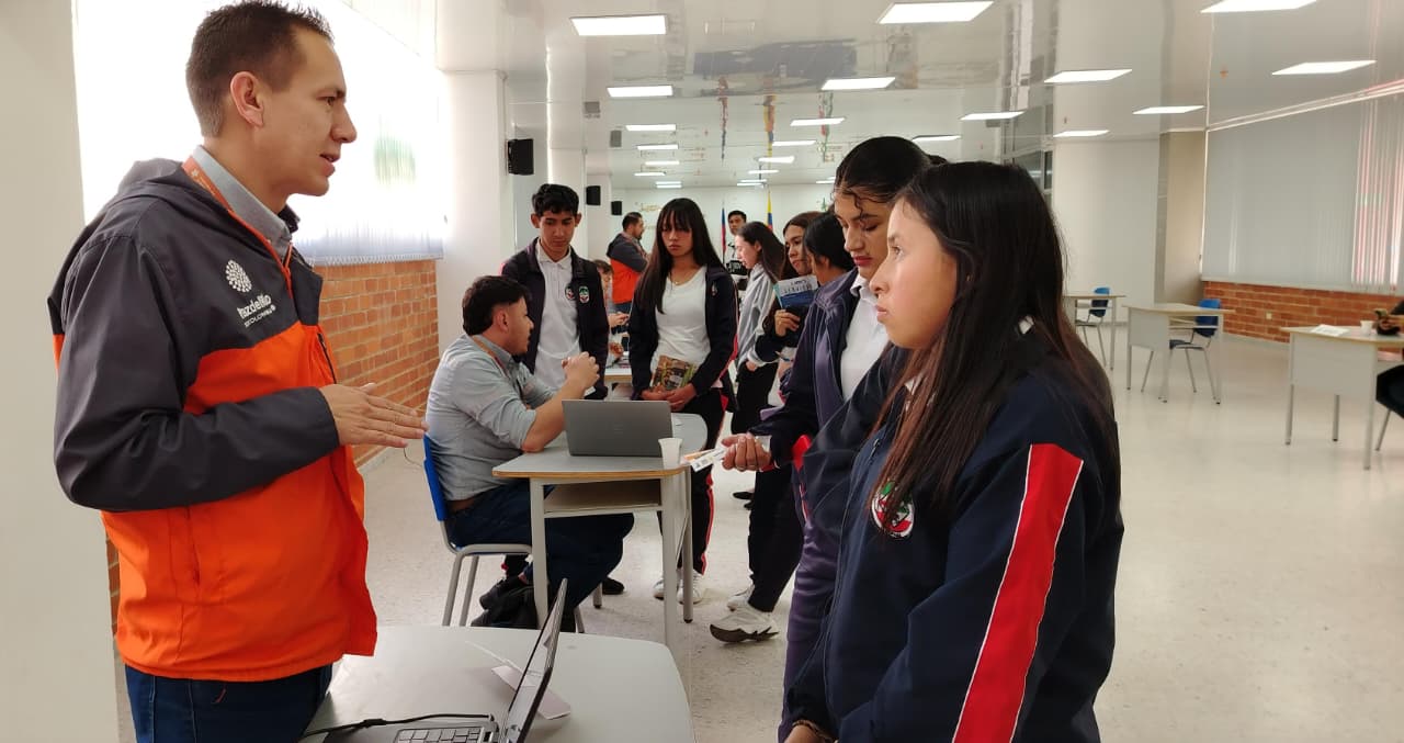 La Feria Universitaria se realiza en alianza de la Fundación Acerías PazdelRío con la Institución Educativa Técnica de Nobsa, reafirmando el compromiso de las entidades con el fortalecimiento de las oportunidades educativas y el desarrollo integral de los jóvenes de la región. Foto: Fundación Acerías PazdelRío