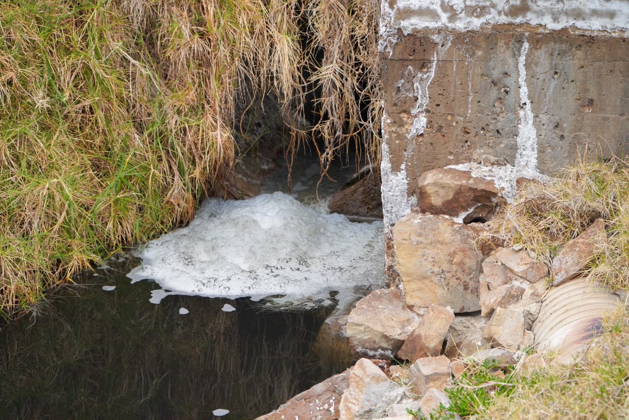 Según especialistas de la Corporación,  la disminución de los caudales del río Chicamocha y la alta concentración de sales que tienen sus aguas,  producen algunas elevaciones en la conductividad eléctrica del río. Foto: Corpoboyacá
