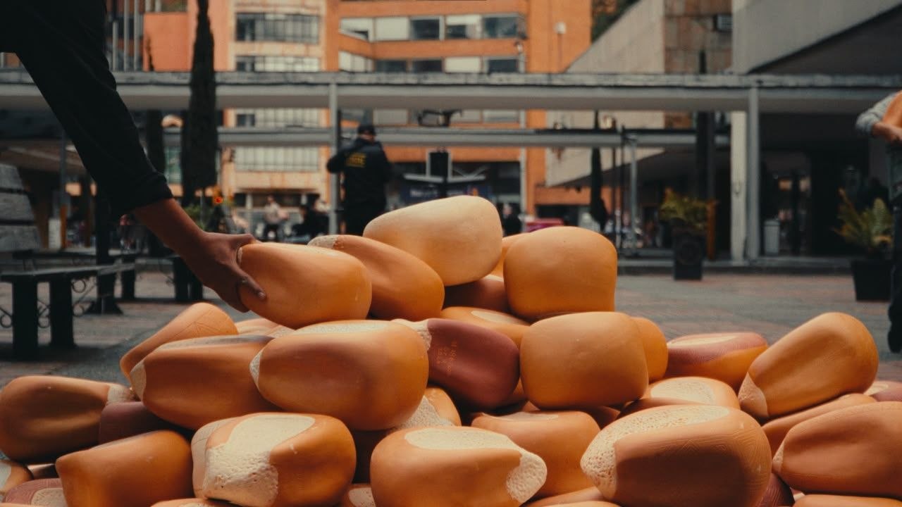La obra fue modelada manualmente en arcilla roja de Ráquira, con engobes y esgrafiados, y está compuesta por aproximadamente 200 piezas que forman los granos de maíz. Foto: suministrada a Boyacá Sie7e Días