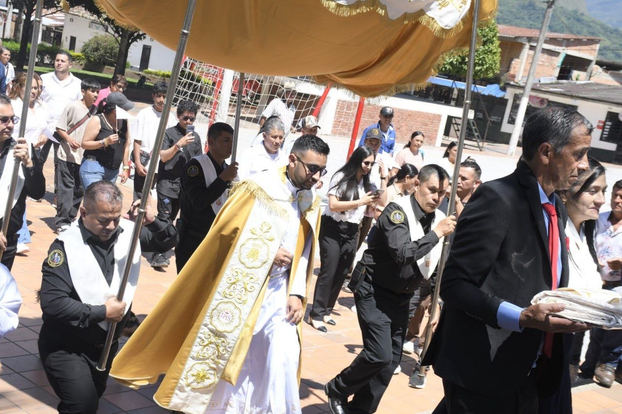 En una procesión por las principales vías del municipio, los labranceros acompañaron al nuevo sacerdote del que siempre supieron de su entrañable amor a Dios. Foto: archivo particular